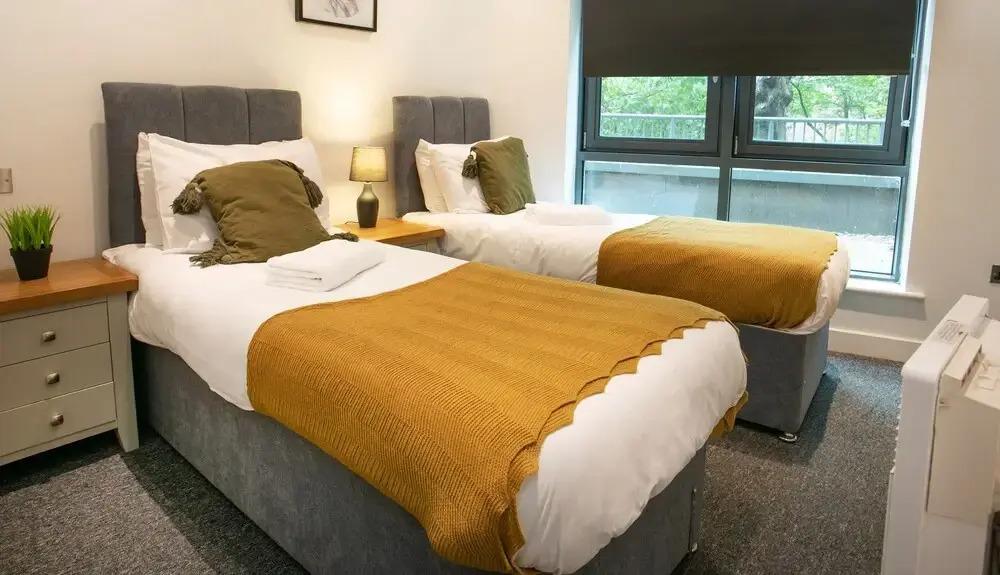Spacious 2 Bed Parking Close To Centre