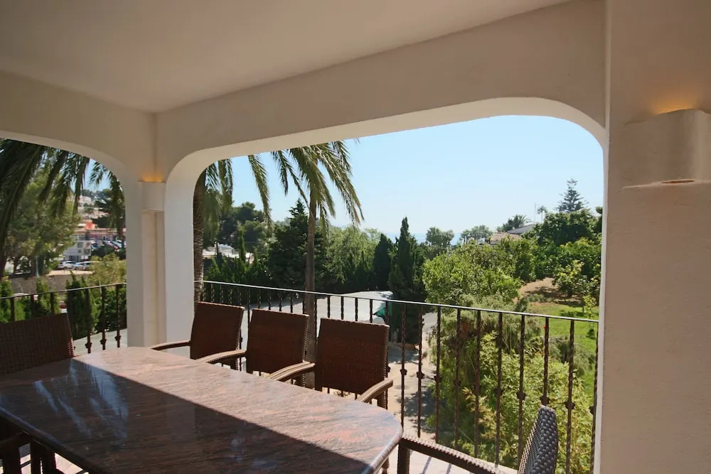 Only 100m to the Beach! Spacious Villa With Private Pool - 12 People
