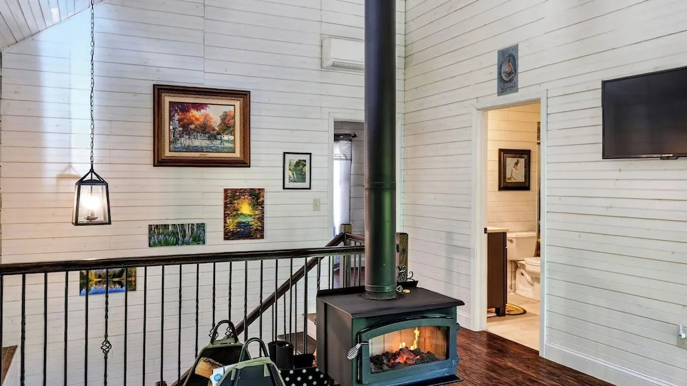The Hearthwood by Avantstay Cozy Cabin + Bunks Screened Porch + Firepit Table + Grill Mins to Waterfalls + Brevard