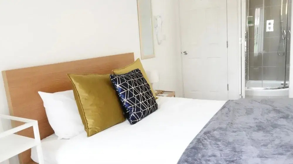 Private on suites- Private Bathroom every room-1 Bus to Heathrow Airport