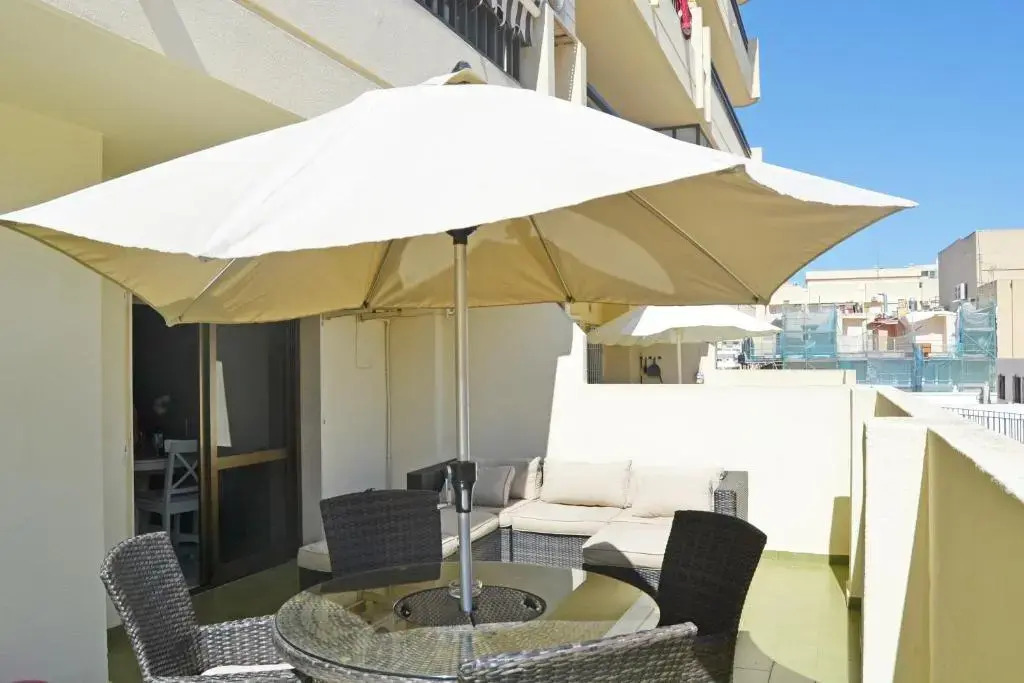2 BEDROOM 2 BATHROOM APARTMENT in the heart of Fuengirola with big terrace and free parking space close to beach