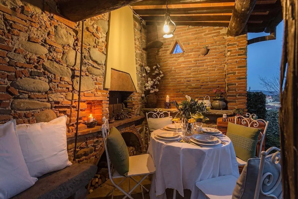 Rosyabate Cottage, with Private Garden and views between Lucca and Pistoia