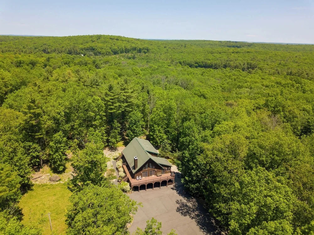 Massive Log Chalet With Hot Tub