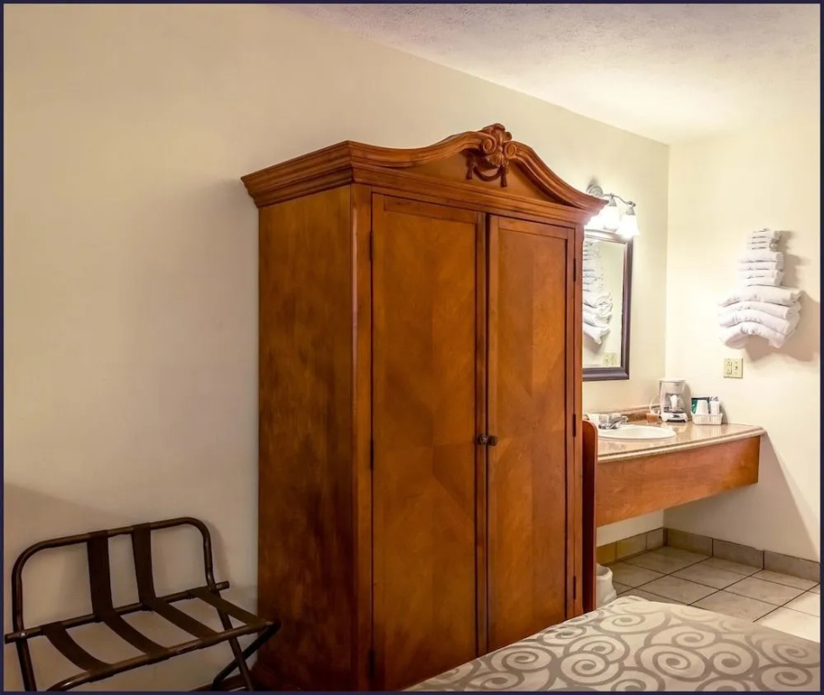 Shady Acre Inn and Suites