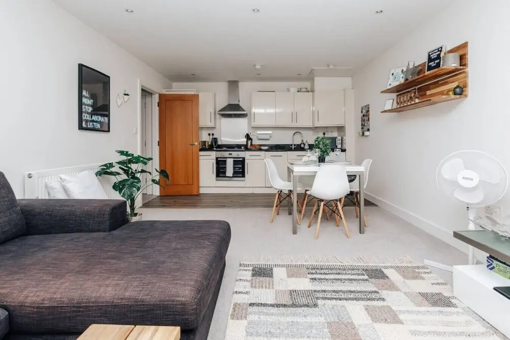 Central Modern Flat Sleeps 6 - Dedicated Parking - From 125 Per Night