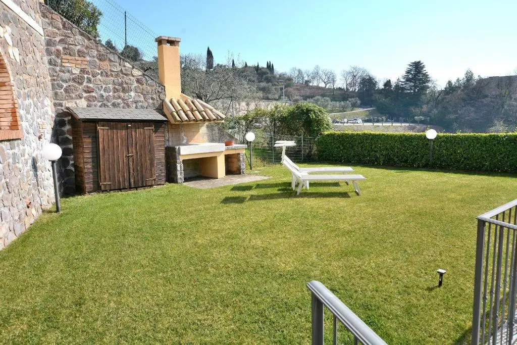 White Apartment In Marciaga Di Costermano