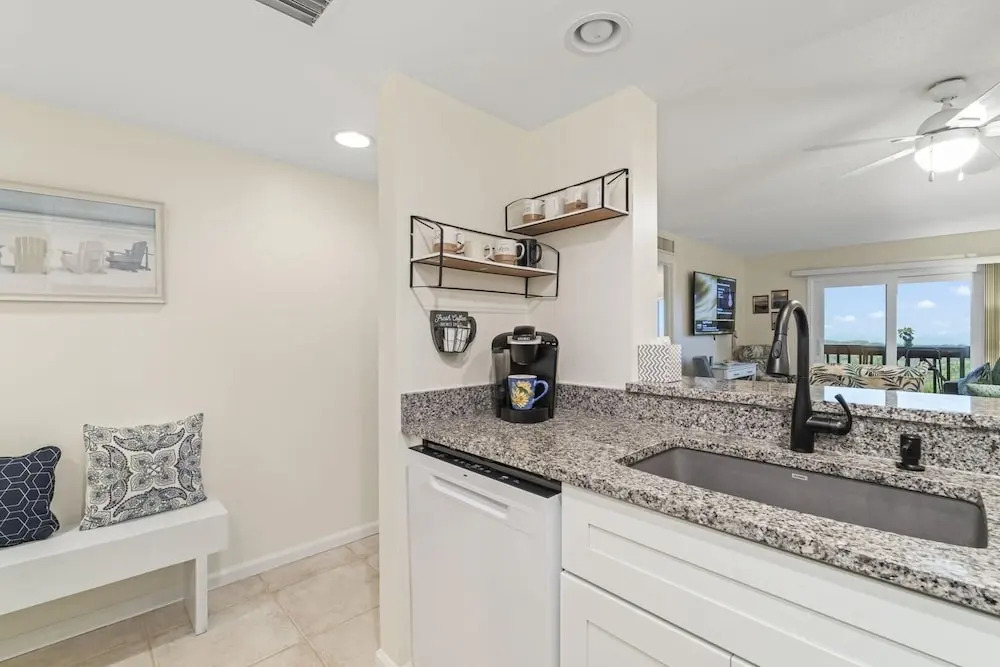 Life's A Beach~oceanfront 2 Bedroom Condo by RedAwning
