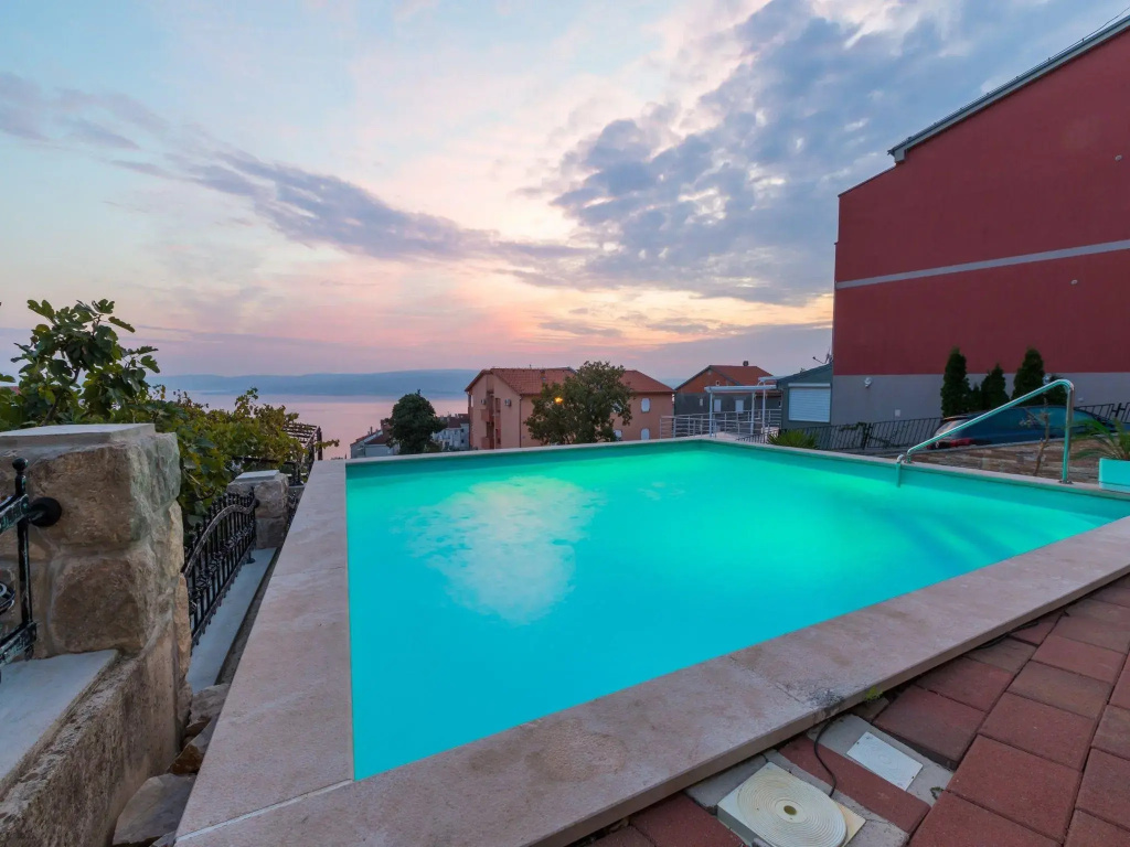 Nice apartment with pool and covered balcony with sea view !