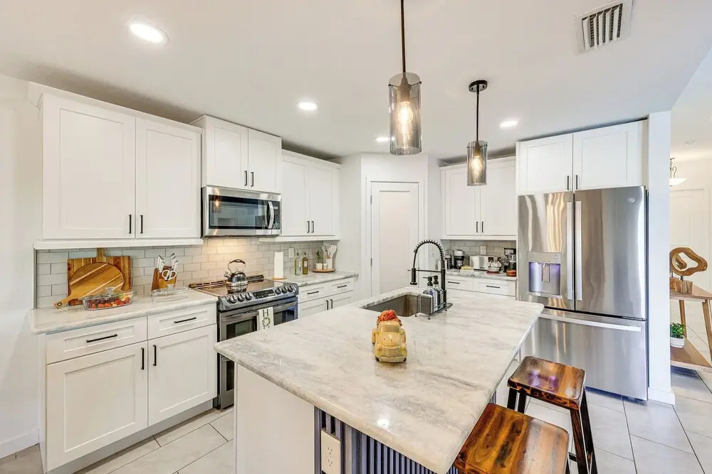 Poolside Oasis & Outdoor Kitchen: Cape Coral Home