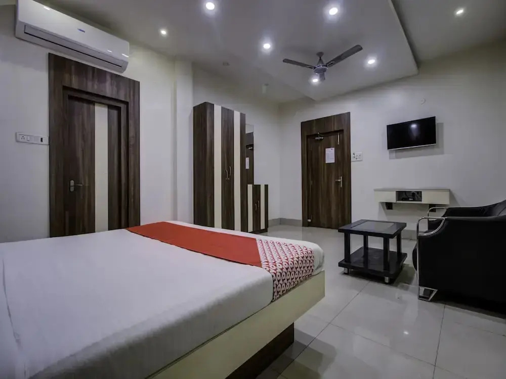 OYO 22530 Savoy Hotel