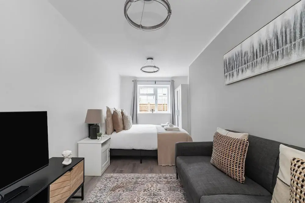 Spacious Room In Morden