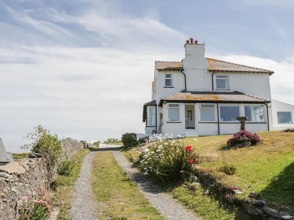 BRYN GORS-3 BED-FIRST FLOOR APT- YARDS FROM BEACH