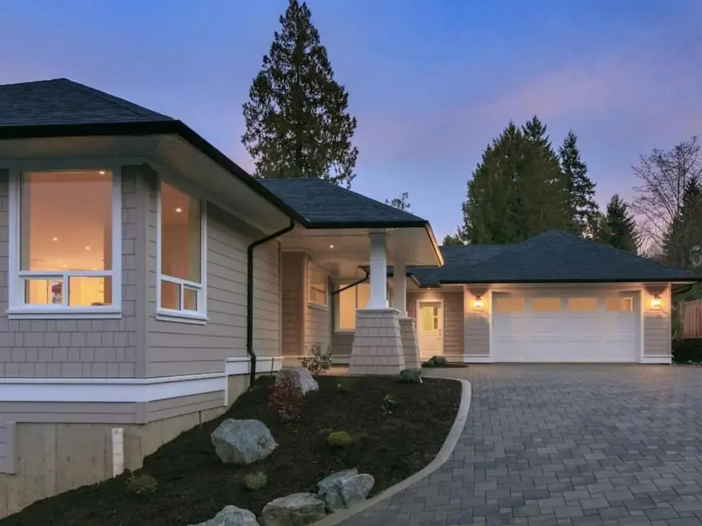 John and Jacqueline Big 4 Bd, 4 Ba home, Steps to Ocean with EV Charger