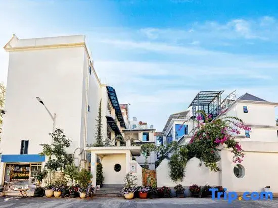 Weixi Homestay (Mangshi Square)