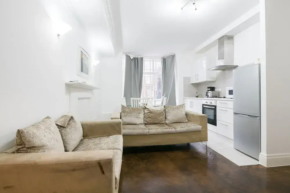 Lovely & Spacious 2 Bedroom APR Queensway