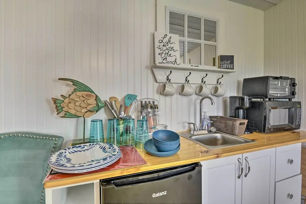 5 Mi to Rockport Beach Park: Studio w/ Porch!