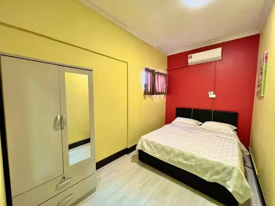 VACATION HOME PENTHOUSE MARINA COURT CONDO RESORT KOTA KINABALU 5 bedrooms 15 pax