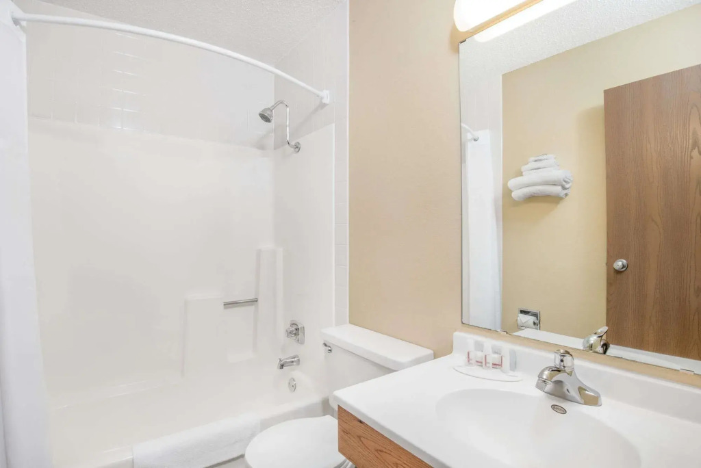 Super 8 by Wyndham Grand Rapids