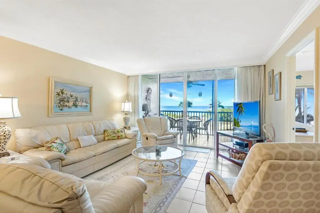 Sun Caper 208, Sleeps 6, Gulf Front, 2 Bedrooms, Elevator, Heated Pool