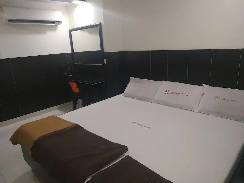 Iroomz Hotel Adhikar