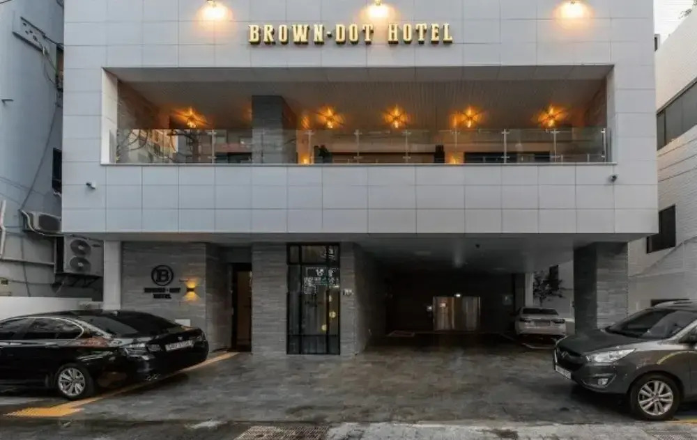 Brown-Dot Hotel Gupo