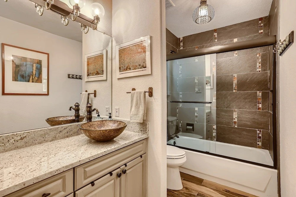 2 Bedroom PLATINUM Vacation Paradise! Hot Tub,Kick back in Style! 2 Home by RedAwning