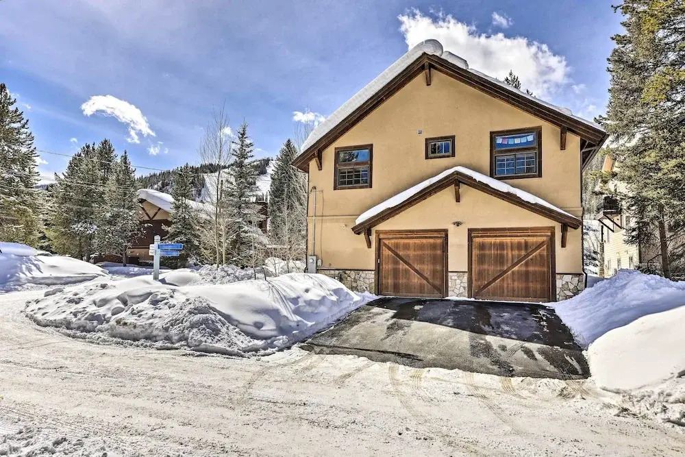 Mountainside Winter Park Ski Home w/ Hot Tub