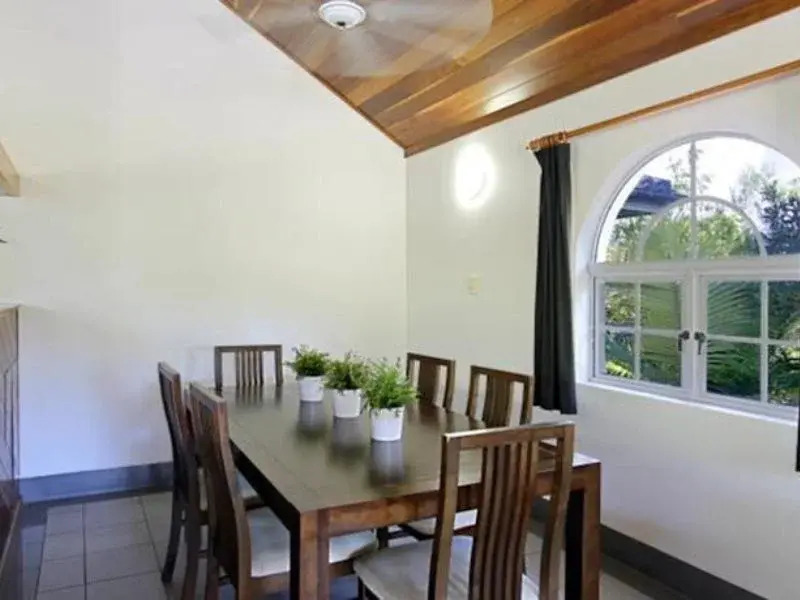 Clarkes Beach Villa - steps to beach & Byron town