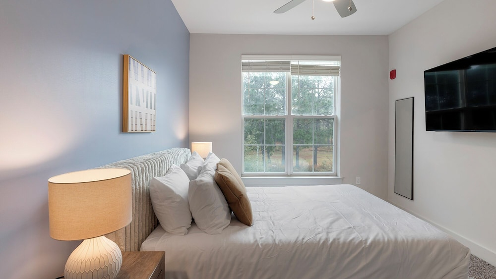 Landing Apartments near Sand Lake - Universal