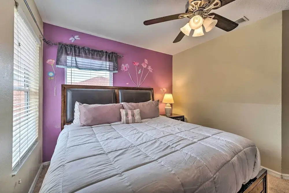 Spacious Family Home w/ Spa in Davenport