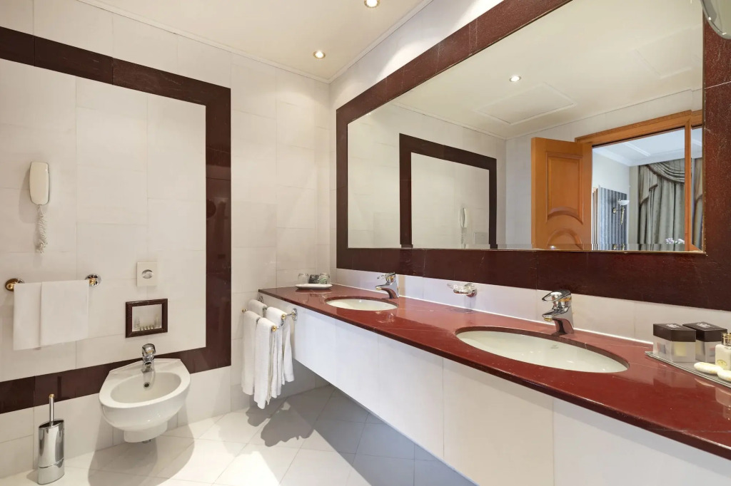 Отель Royal Hotel Carlton