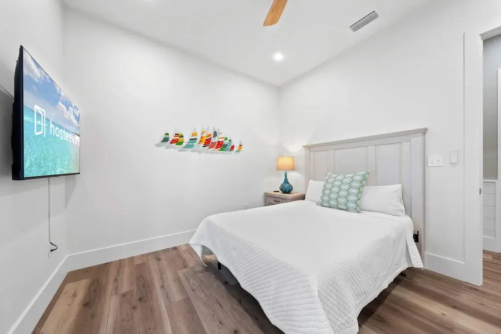 Luxury 4BR, Across street from beach, Sleeps 10!