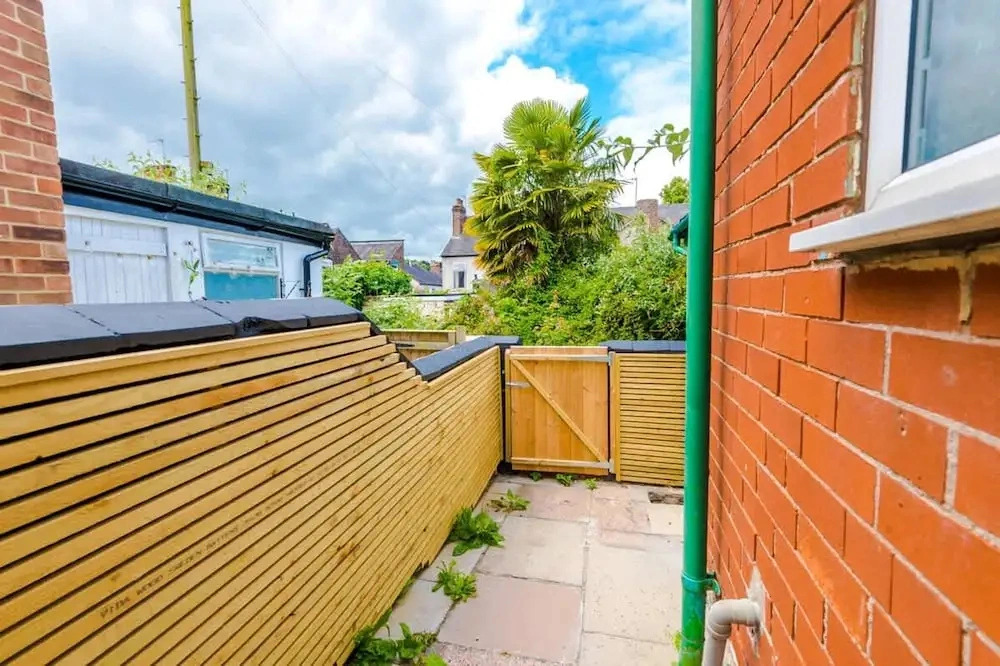 NEW Spacious Home Ideal for Groups Free Parking