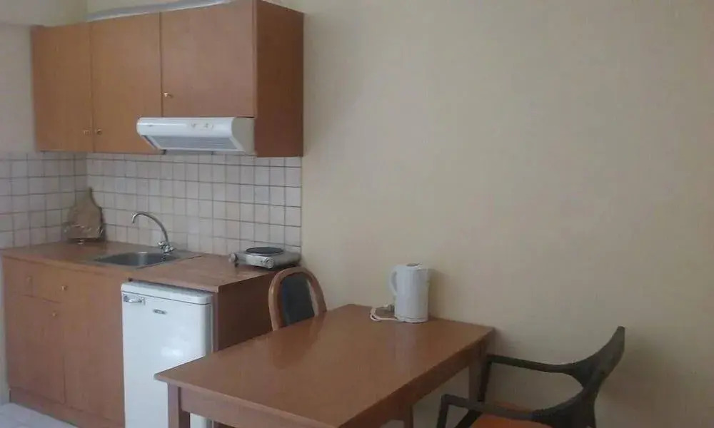 Chrisanna Apartments & Studios
