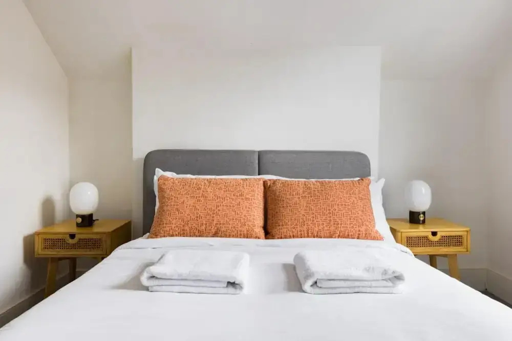 The Clapham Classic - Stylish 5bdr Family Home With Garden, London