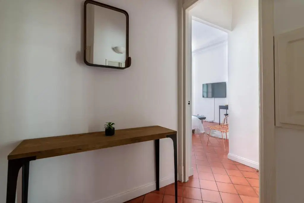 La Guitare 23 - Large Modern Studio with Balcony in Center of Cannes, Just Behind Grand Hotel