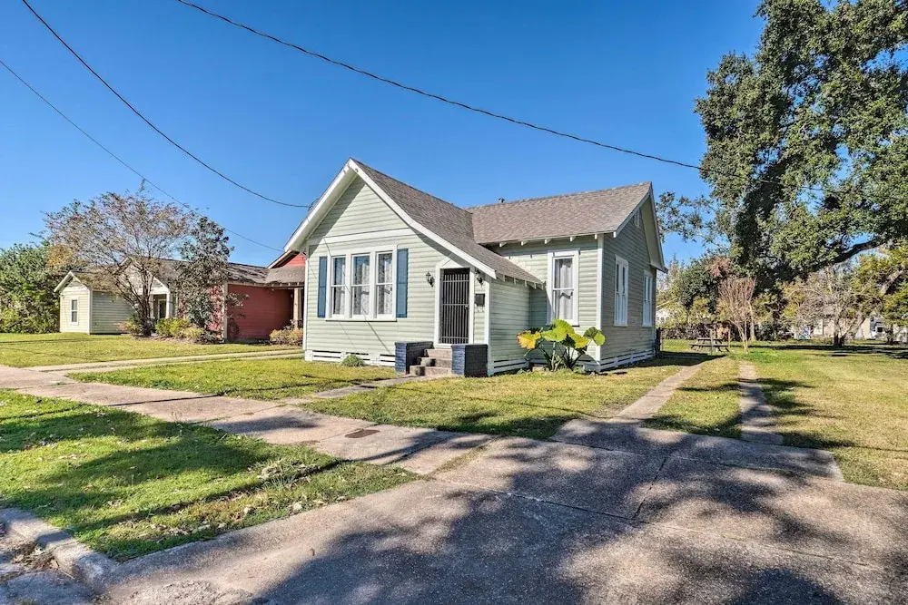 Lake Charles Cottage w/ Fireplace & Yard!