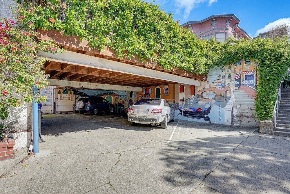 Walkable Dtwn Oakland Apt w/ Shared Rooftop!