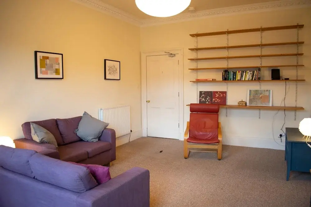 Traditional 3 Bedroom Apartment in Central Edinburgh