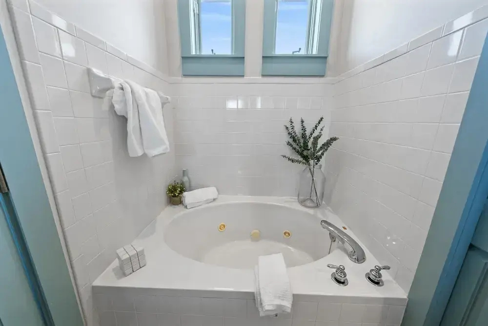 Seaside Serenity 3 Bedroom Home by RedAwning