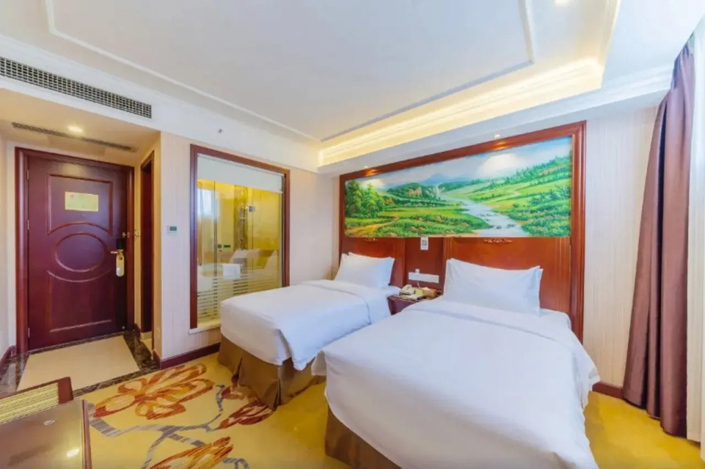 Vienna Hotel (Huizhou Zhonghai Waterfront City Branch