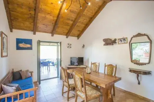 Holiday House Macic