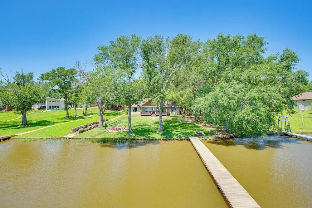 Views & Private Dock: Lakefront Eustace House!