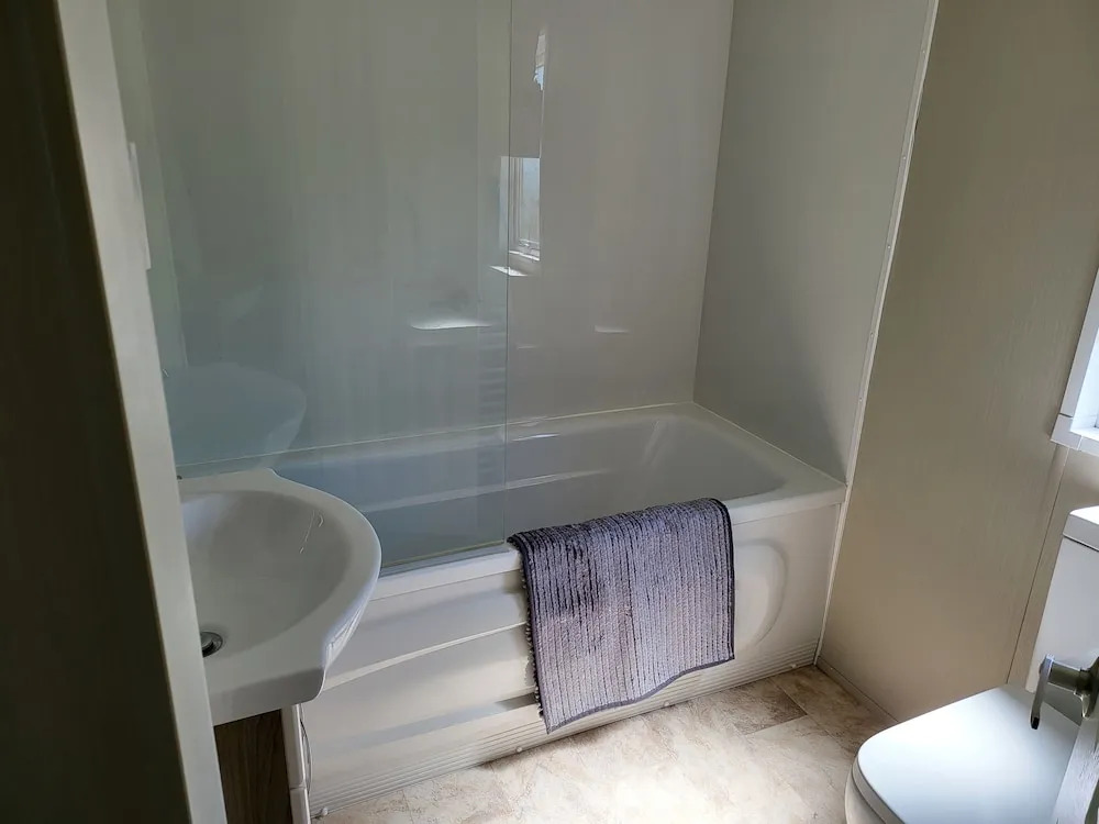 2BR-Sleeps6-Fireplace-Parking-Patio-Seaside