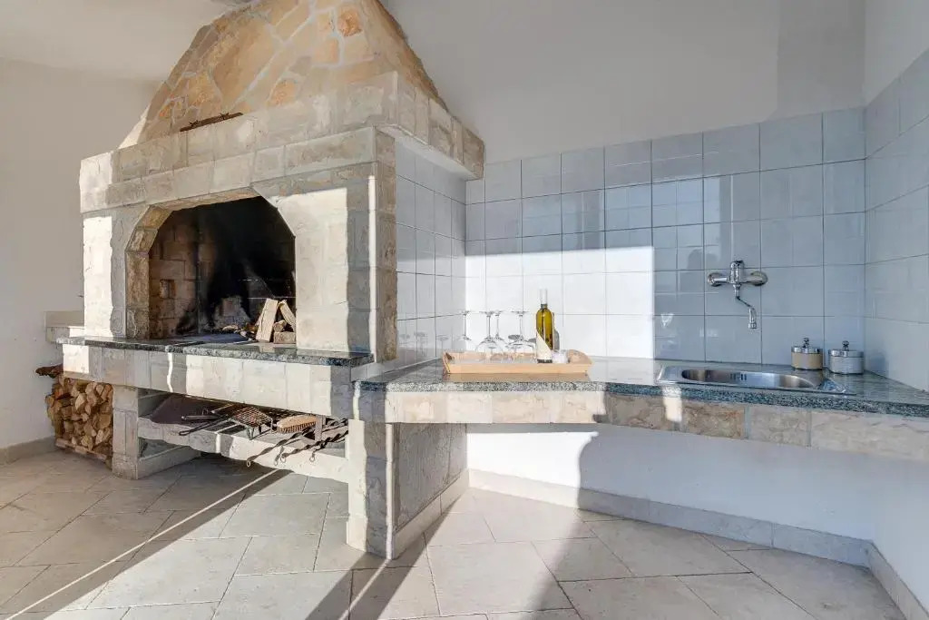 Seaview Villa MaToLi with heated 50sqm pool and 4 bedrooms, close to Split
