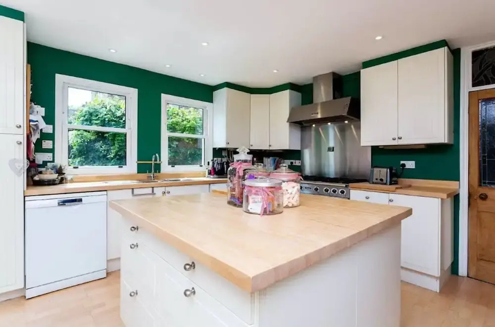 Charming 4 Bed House in London