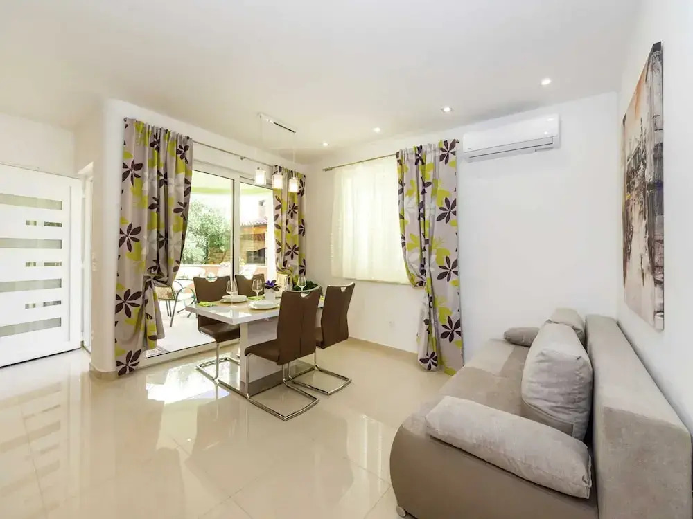 New Luxury Apartment With Nice Garden and Barbecue in a Quiet Area, Wifi
