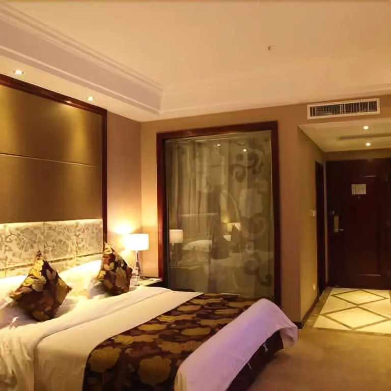 Four Seasons Moon Hotel