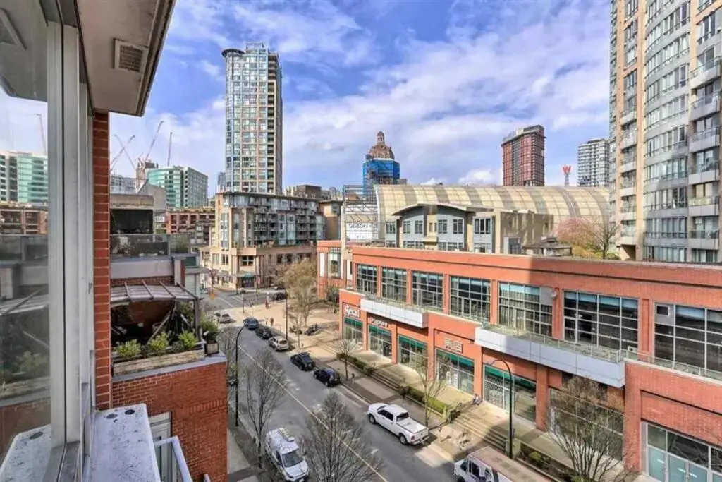 Lovely one-bedroom apartment with swiming pool, hot-tube and gym in central location