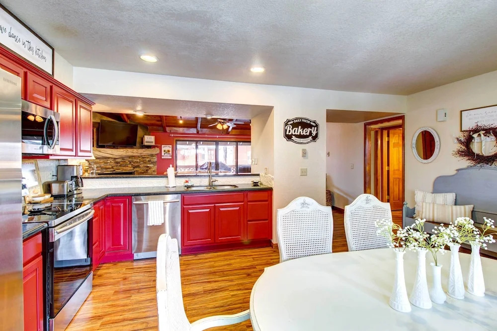 Near Golfing & Hiking: Pinetop Vacation Rental!